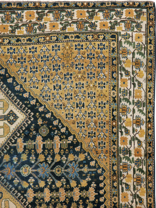 Antique Persian Shiraz Gallery Carpet, No.9147 - Galerie Shabab